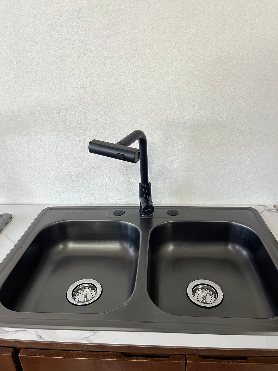 Tarja para Cocina Doble Tina Negra Acero Inoxidable 84 x 48 x 15 cm. con Kit y Mezcladora Giratoria Profesional 4 Funciones | KADINOX