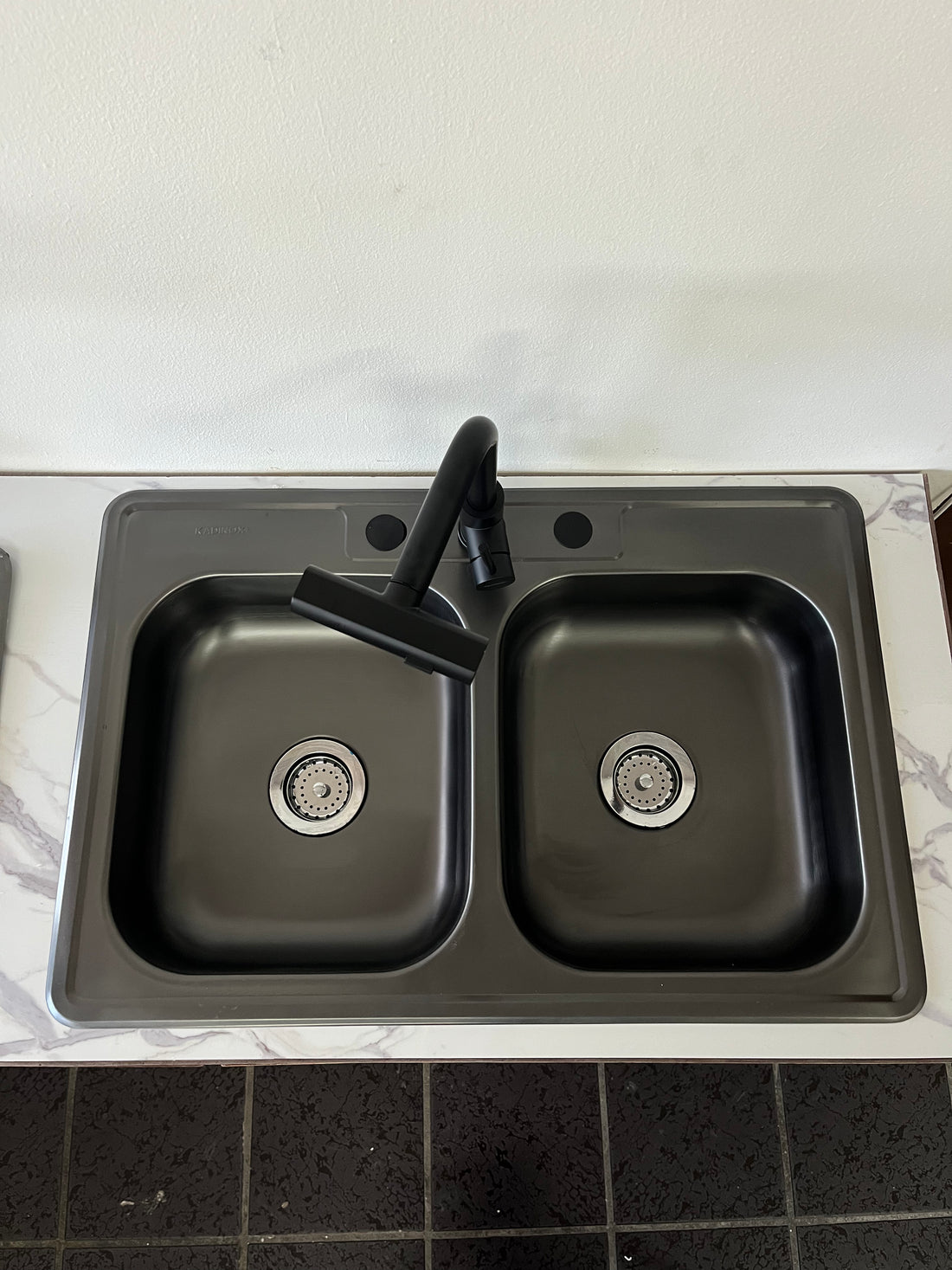 Tarja para Cocina Doble Tina Negra Acero Inoxidable 84 x 48 x 15 cm. con Kit y Mezcladora Giratoria Profesional 4 Funciones | KADINOX