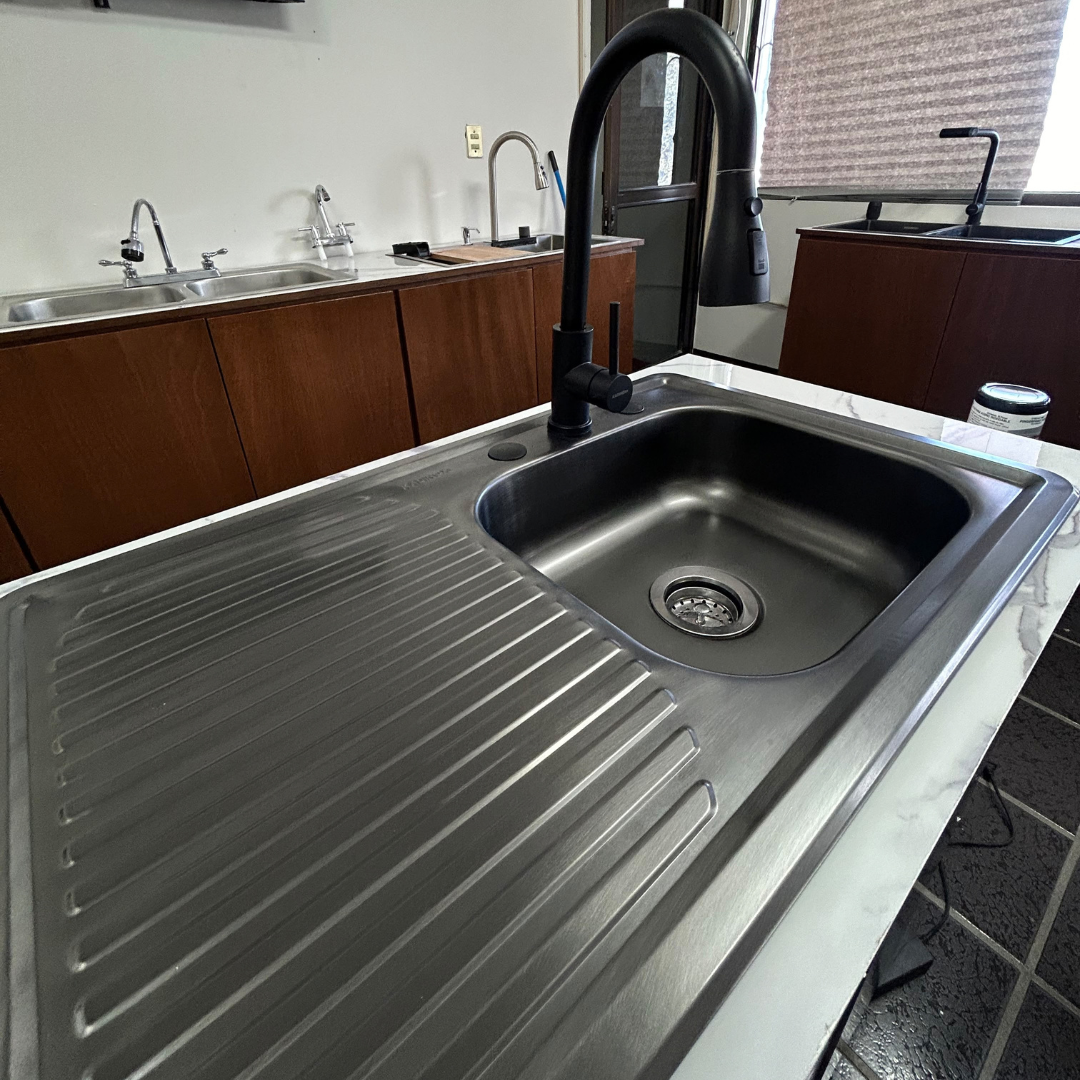 Tarja de Empotrar 100x50 cm Color Negro Oxford Calibre 22 con Escurridor, Mezcladora Premium Negra y Kit de Instalación | KADINOX